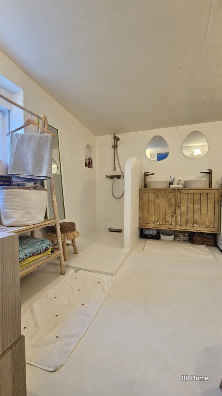 Rénovation complète d’une salle de bain en béton ciré à Besançon (25)