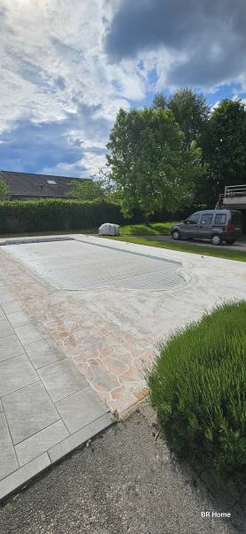 Moquette de pierre autour d'une piscine à Luxeuil Les Bains (Haute Saône)