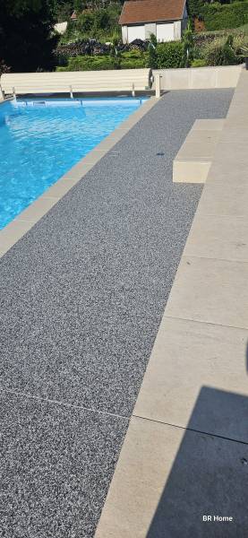 Moquette de marbre sur contour de piscine à Rigny proche de Gray en Haute Saône