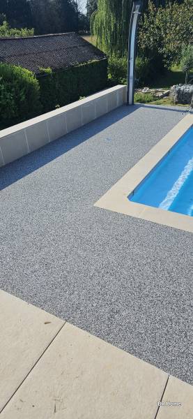 Résine drainant composé de résine polyuréthane et de granulats de marbre sur plage de piscine à Rigny proche de Gray en Haute Saône