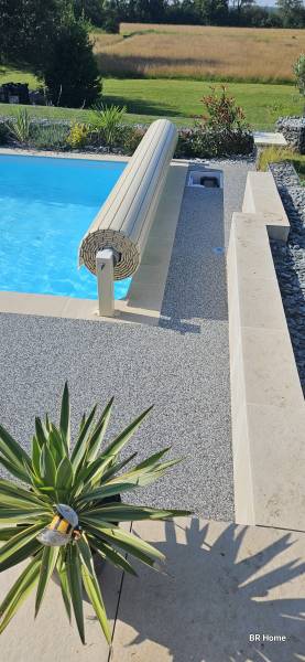 Moquette de pierre sur contour de piscine à Rigny proche de Gray en Haute Saône