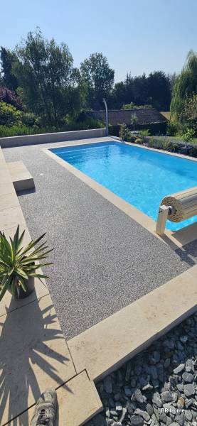 Moquette de pierre autour d’une piscine : le revêtement idéal
