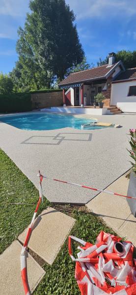 Moquette de pierre autour d’une piscine : le revêtement idéal
