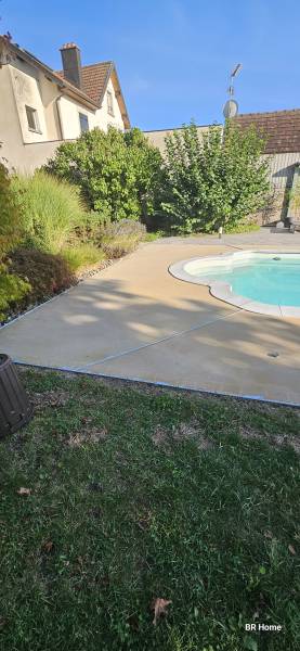 Moquette de pierre autour d'une piscine à Luxeuil Les Bains (Haute Saône)