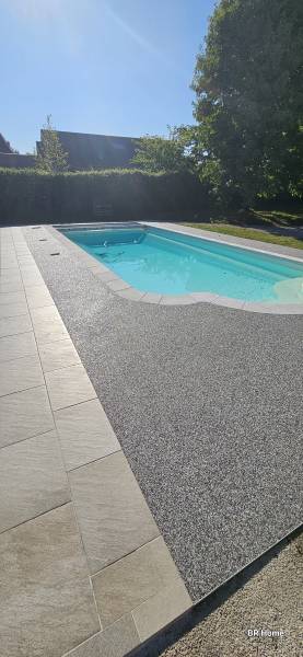 Moquette de pierre autour d'une piscine à Luxeuil Les Bains (Haute Saône)