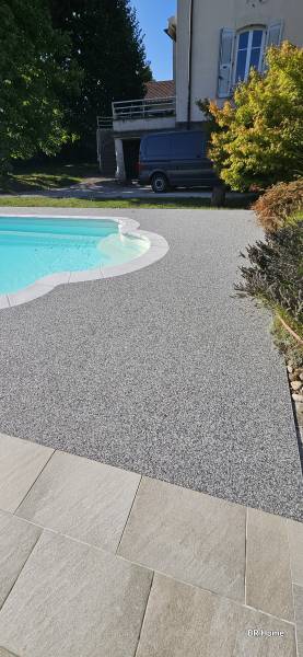 Moquette de pierre autour d'une piscine à Luxeuil Les Bains (Haute Saône)