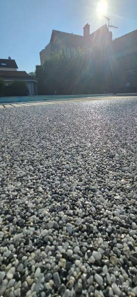Moquette de pierre autour d'une piscine à Luxeuil Les Bains (Haute Saône)