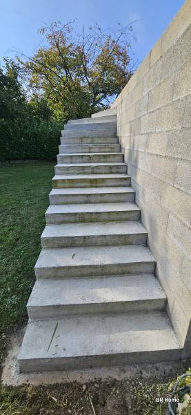Moquette de pierre sur escalier extérieur à Couternon (Côte-d’Or)