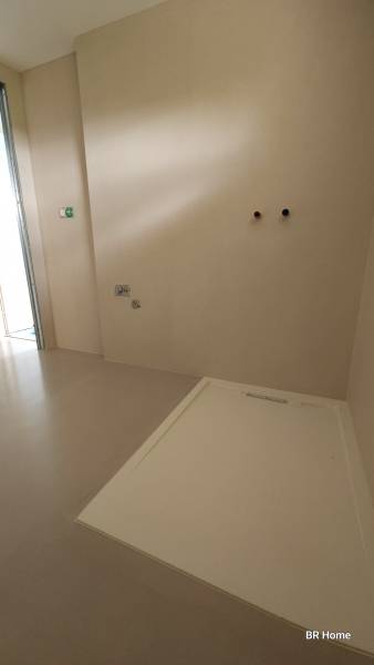 Revêtement minéral en béton ciré, sans joint et facile d'entretient, pour un rendu minéral unique, moderne et contemporain sur le sol et murs d'une salle de bain à Dole dans le Jura- BR HOME 