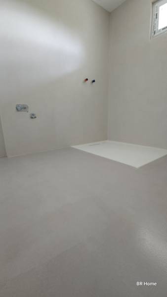 Recouvrement de placo et chape ciment par un mortier minéral béton ciré taloché, mur teinte 