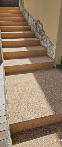 Revêtement antidérapant en moquette de pierre sur escalier extérieur à Auvillars sur Saône entre Beaune et Dole