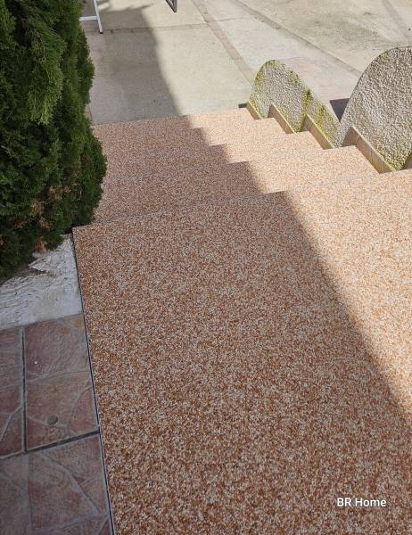 Tapis de pierre sur marche d'escalier extérieur à Auvillars sur Saône entre Beaune et Dole