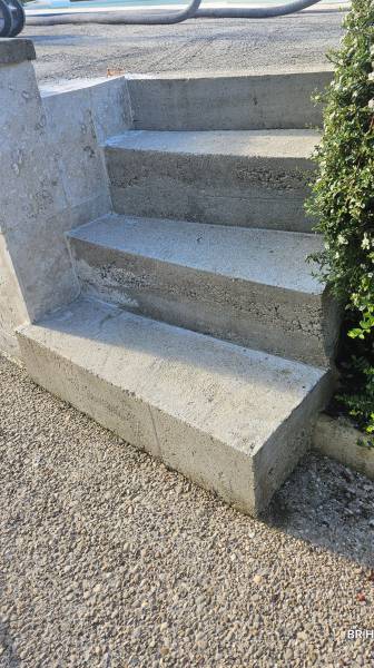 Moquette de pierre piscine et escalier à Etrabonne