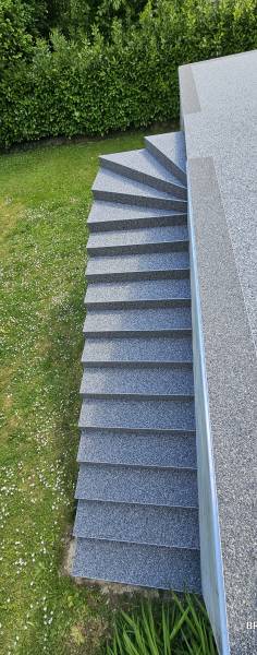 Moquette de pierre sur escalier extérieur à Couternon (Côte-d’Or)