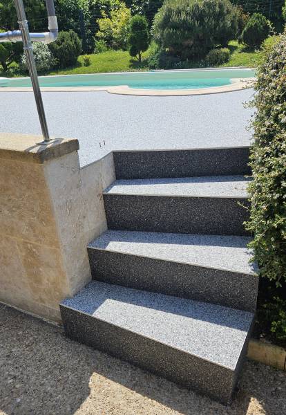 Moquette de pierre piscine et escalier à Etrabonne