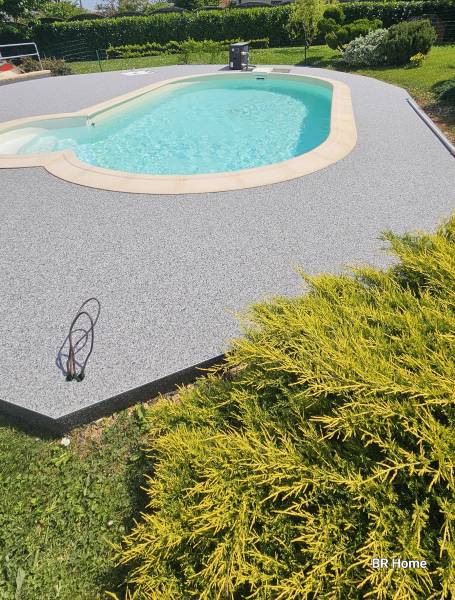 Moquette de pierre piscine et escalier à Etrabonne