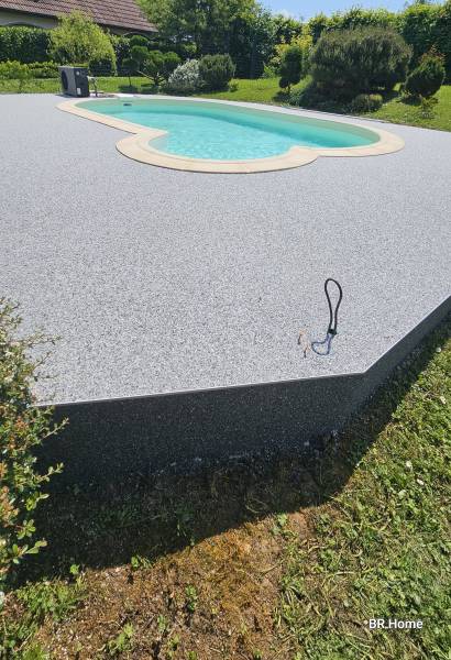 Moquette de pierre piscine et escalier à Etrabonne