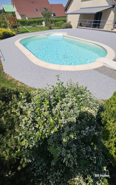 Moquette de pierre piscine et escalier à Etrabonne