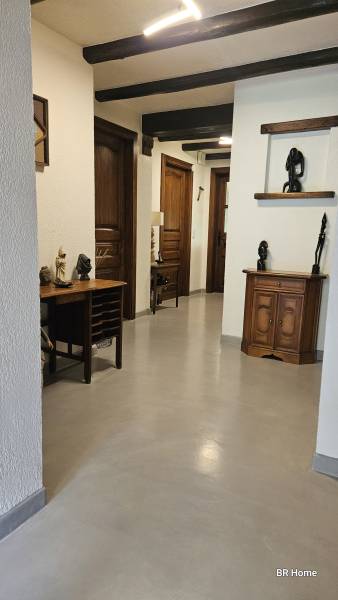 Sol en carrelage rénové en béton ciré à Villers le Lac dans le Doubs