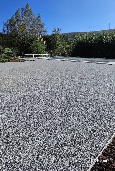 Moquette de pierre autour d’une piscine : le revêtement idéal