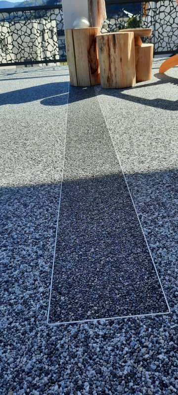 Motif en moquette de pierre, résine de sol extérieure drainante, facile d'entretien à Jougne proche de Pontarlier