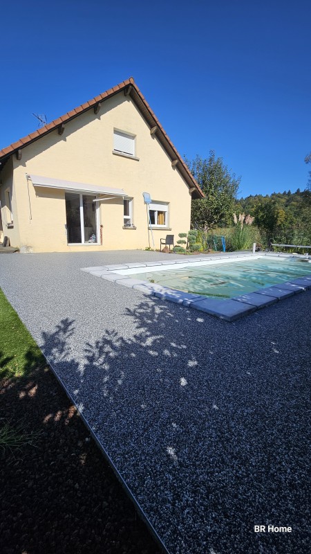 Terrasse en moquette de pierre sur dalle béton réalisée à Dambelin dans le Doubs : revêtement drainant en granulats de marbre pour extérieur-BR Home