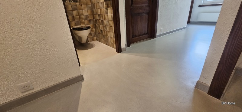 Revêtement lisse et nuancé, à l'aspect et texture minéral, durable, résistant et facile d'entretien sans joints sur support carrelage à Villers le Lac proche de Morteau dans le Doubs- BR HOME