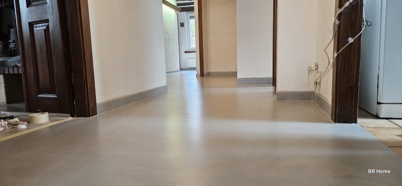 Revêtement de sol en béton ciré à l'aspect minéral et finition mat, nuances élégantes et contemporaines, sans joint, facile d'entretien. Appliquer manuellement sur support carrelage à Villers le Lac proche de Morteau dans le Doubs- BR HOME