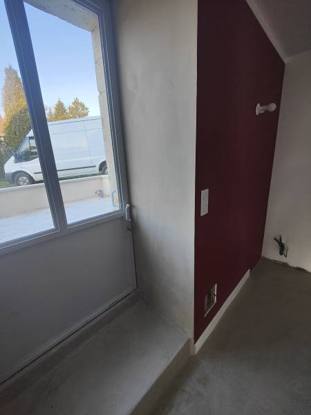 Application manuelle d'un béton ciré teinté dans la masse, à la fois adhérent, résistant et durable dans une cuisine, salle à manger à Bresilley proche de Marnay en Haute Saône- BR HOME