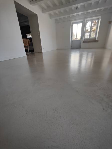 Pose d'un mortier ciré facile d'entretient et sans joints sur support chape ciment dans une cuisine, salle à manger à Bresilley proche de Marnay en Haute Saône- BR HOME