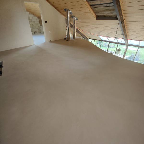 Revêtement en mortier bi-composant AD Lucem, constitué de poudre de ciment pré-teintée avec des pigments minéraux naturel dans une cuisine, salle à manger et mezzanine à Tarcenay proche de Besançon, dans le Doubs- BR HOME