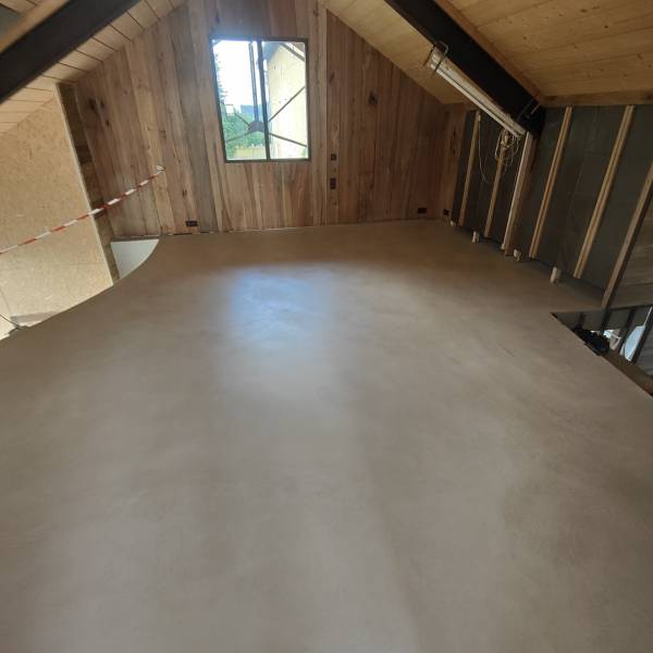 Recouvrement d'une chape ciment dans une cuisine, salle à manger, mezzanine, avec un revêtement décoratif minéral en béton ciré taloché à la finition mat pour une rendu esthétique modern et élégant à Tarcenay proche de Besançon, dans le Doubs- BR HOME