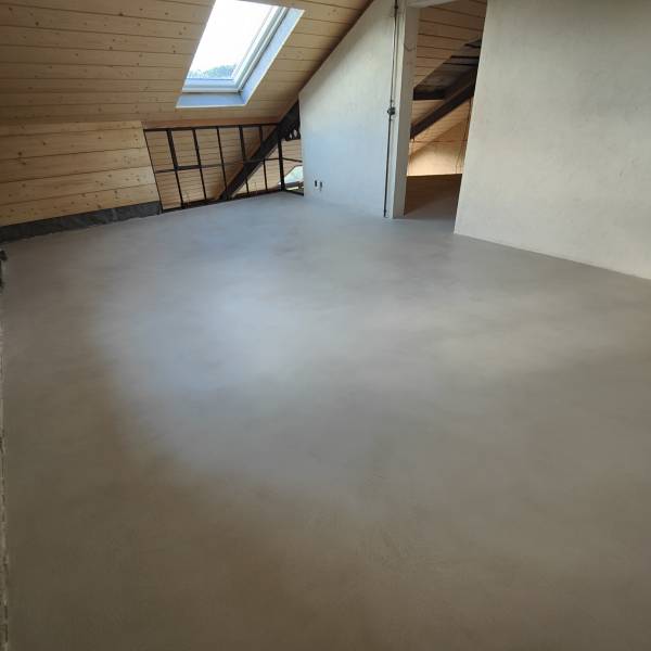 Revêtement de sol lisse, sans joint et facile d'entretient avec un béton ciré minéral bi-composant appliqué manuellement sur une chape ciment à Tarcenay proche de Besançon, dans le Doubs- BR HOME