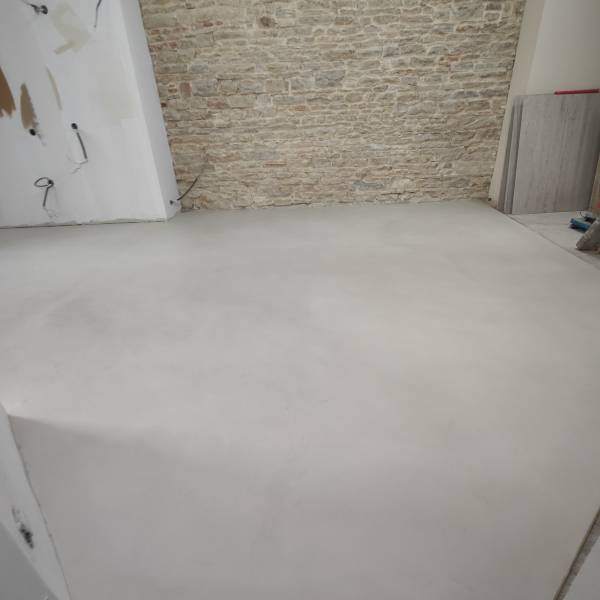 Revêtement en mortier bi-composant AD Lucem, constitué de poudre de ciment pré-teintée avec des pigments minéraux naturel dans une cuisine, salle à manger à Beaune proche de Nuits Saint George, en Côte d'Or- BR HOME