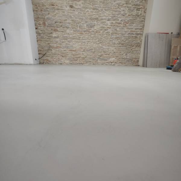 Recouvrement d'un plancher bois avec un revêtement décoratif minéral en béton ciré taloché à la finition mat pour une rendu esthétique modern et élégant dans une cuisine, salle à manger à Beaune proche de Nuits Saint George, en Côte d'Or- BR HOME