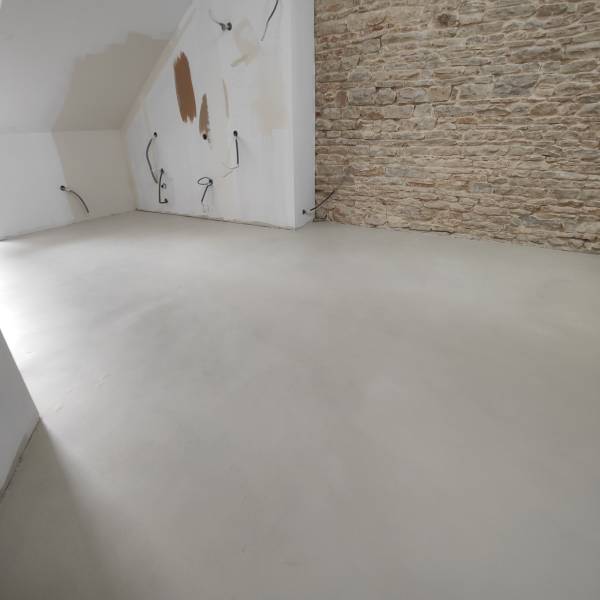 Revêtement de sol décoratif minéral sans joint en béton ciré dans une cuisine, salle à manger à Beaune proche de Nuits Saint George, en Côte d'Or- BR HOME