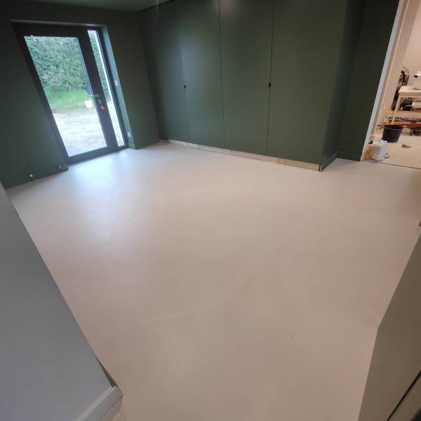 Revêtement minéral en mortier ciment taloché, aspect béton ciré AD Lucem. matière adhérente, résistance et étanche, facile d'entretien sans joint et durable, dans une cuisine, salon, salle à manger et entrée à Besançon dans le Doubs- BR HOME