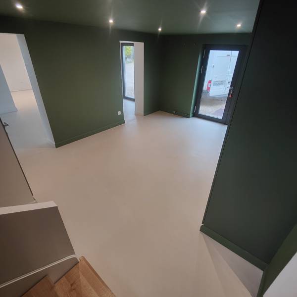 Revêtement de sol en béton ciré taloché bi-composant, sur une chape ciment dans une cuisine, salon, salle à manger, entrée à Besançon dans le Doubs- BR HOME