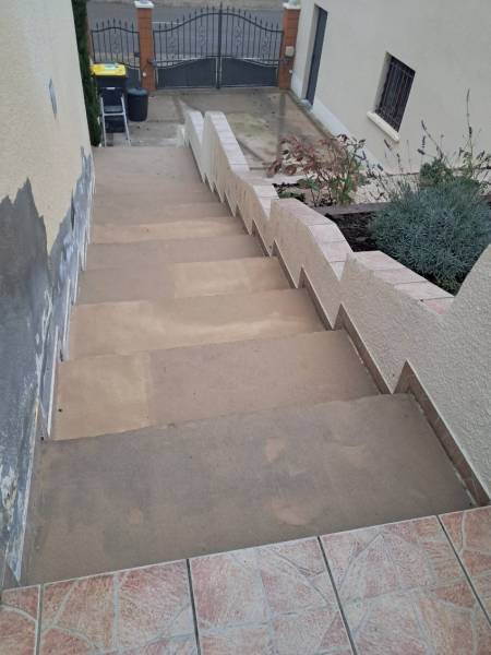 Préparation de sol en résine époxy avant application de revêtement en moquette de marbre sur escalier extérieur à Auvillars sur Saône entre Beaune et Dole