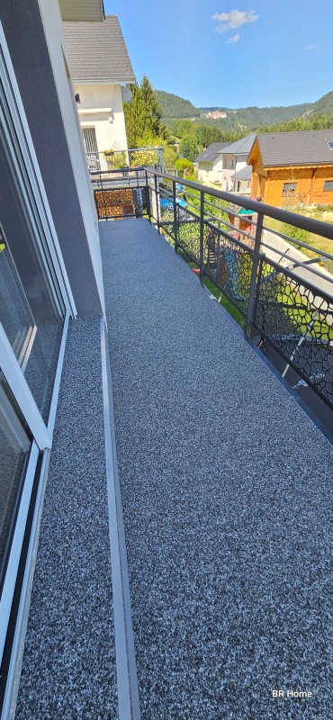 Sol en résine extérieur sur balcon, revêtement en moquette de pierre drainant à Jougne proche de Pontarlier 