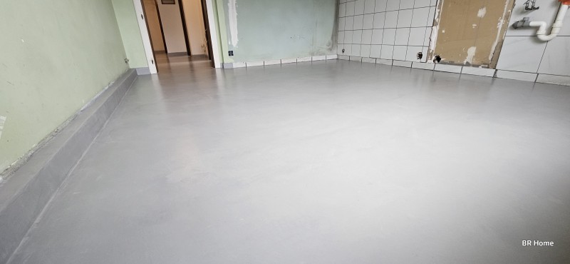 Application manuelle d'un revêtement en béton ciré sur carrelage dans une cuisine, salle de bain, couloir et toilette à Villers le Lac proche de Morteau dans le Doubs- BR HOME