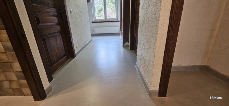 Revêtement en mortier bi-composant béton ciré, composé de ciment pigmenté et de résine, dans une cuisine, salle de bain, couloir et toilette sur support carrelage à Villers le Lac proche de Morteau dans le Doubs- BR HOME