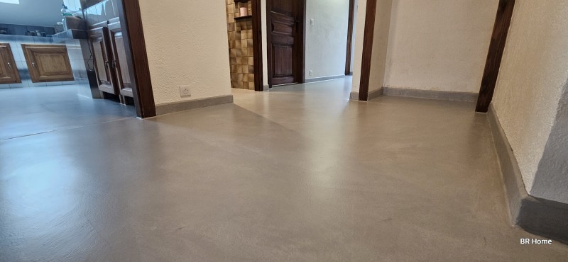 Revêtement moderne et contemporain, durable et facile d'entretient. Sol de cuisine, couloir, salle bain et toilette en béton ciré minéral appliquer sur support carrelage à Villers le Lac proche de Morteau dans le Doubs- BR HOME