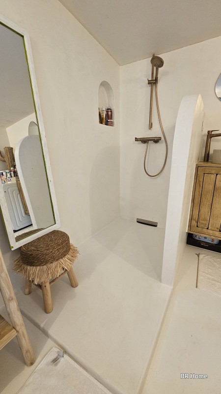 Rénovation complète d’une salle de bain en béton ciré à Besançon (25)